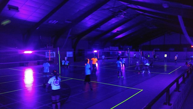 location d'éclairage uv pour complexe sportif, grande surface, tournoi de tennis de table, volley, football sur Thuin